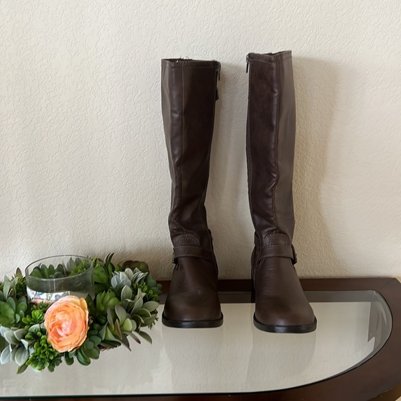 Knee high boots - Picture 2 of 2